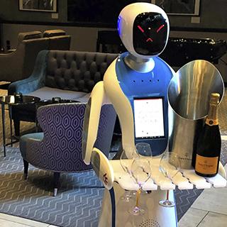 Contratan robots para servir champagne